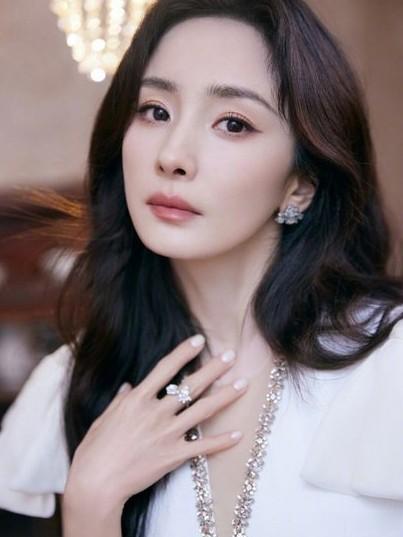 杨幂360度全是萌点？正面萌侧面也萌，谁看了不迷糊？