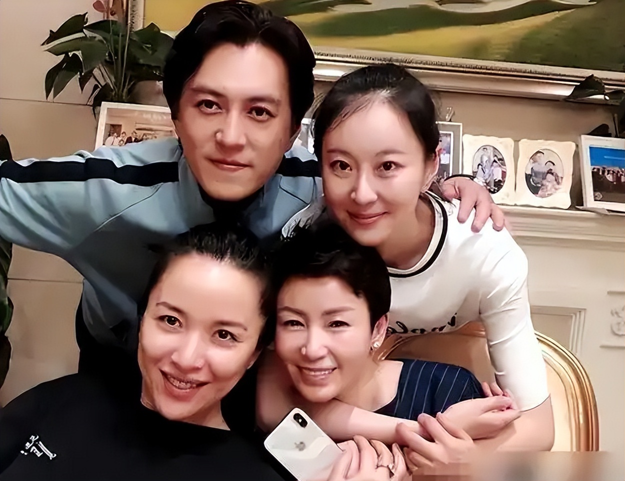 她26岁成双料影后，二婚嫁靳东高龄生下两子，今48岁美得自信从容