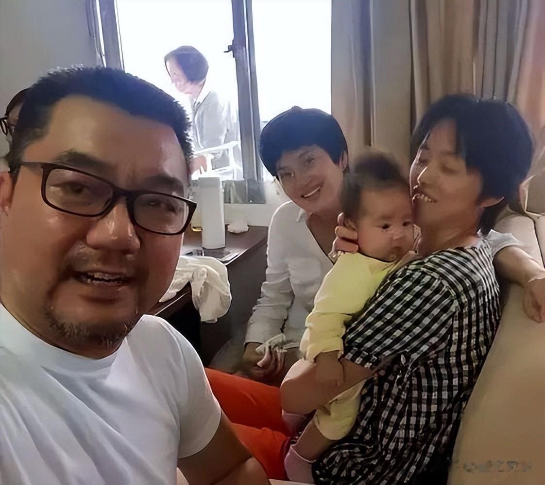 演员董勇：离婚后坚决不再婚，却在45岁被嫂子“逼迫”相亲娶娇妻