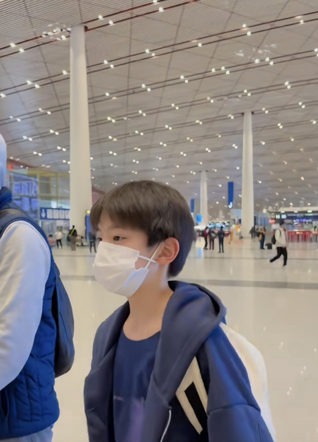 霍思燕杜江一家三口机场出发，嗯哼身高快赶上妈妈，越来越帅！