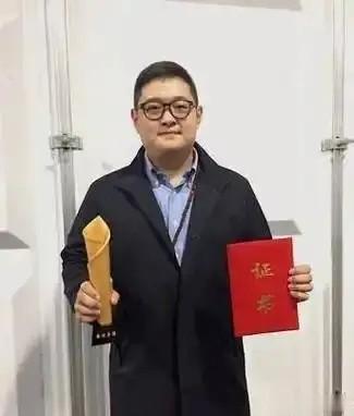 傅彪儿子傅子恩近照曝光，和张一山开心聚餐，一头白发却让人心疼
