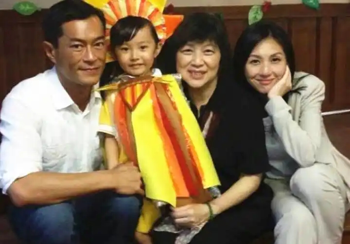 她嫁圈外丈夫，婚后生4个子女，都是香港大学毕业的