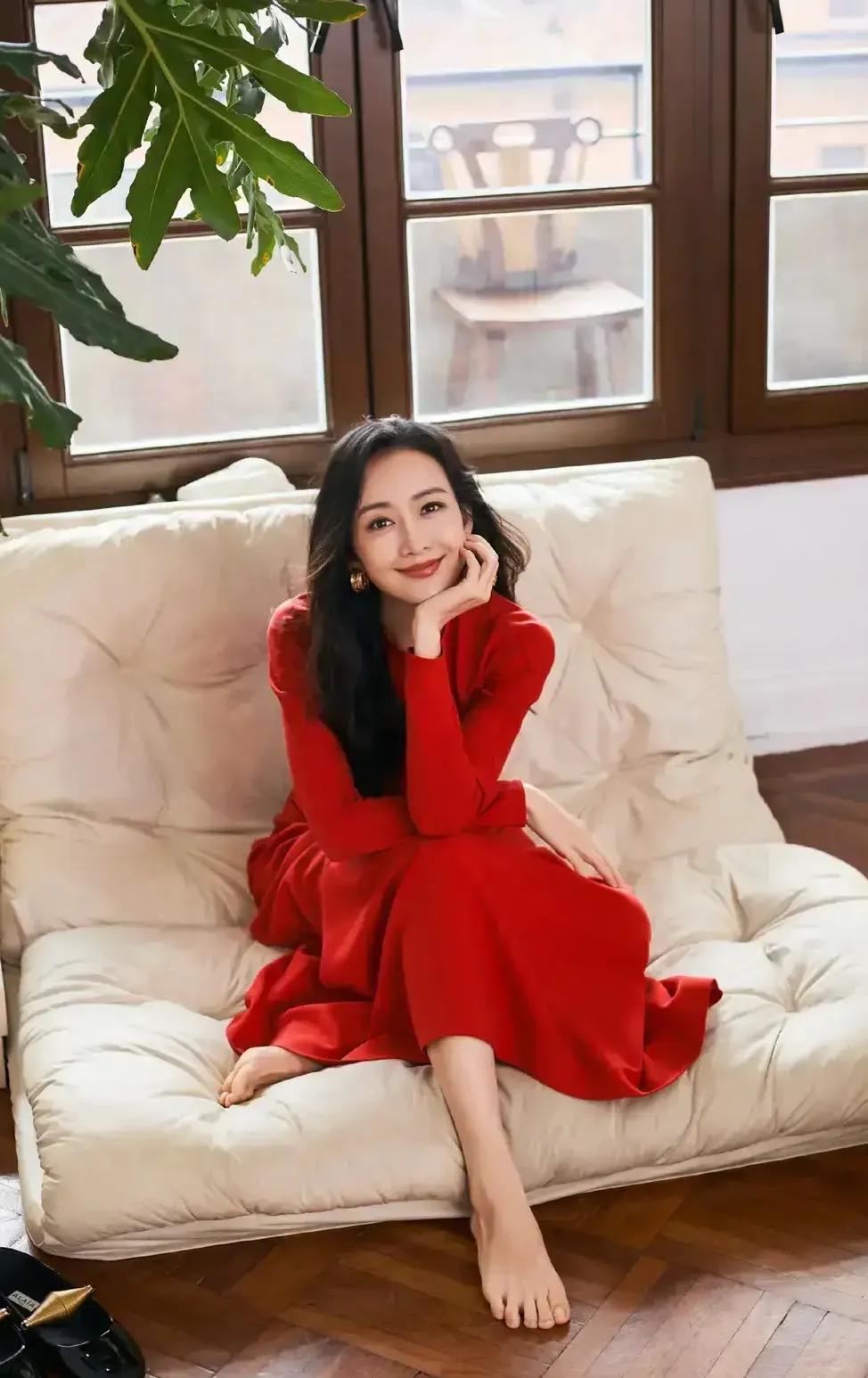 王鸥新年光脚丫写真，姐太美了