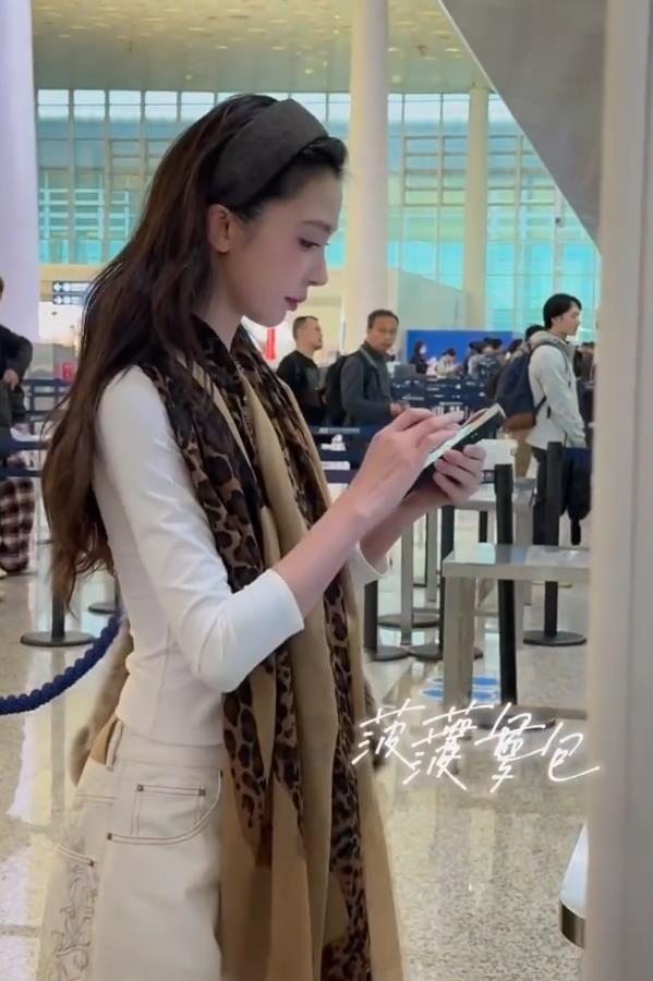 易梦玲最新近照引发热议，被指撞脸章若楠、Angelababy及柳智敏