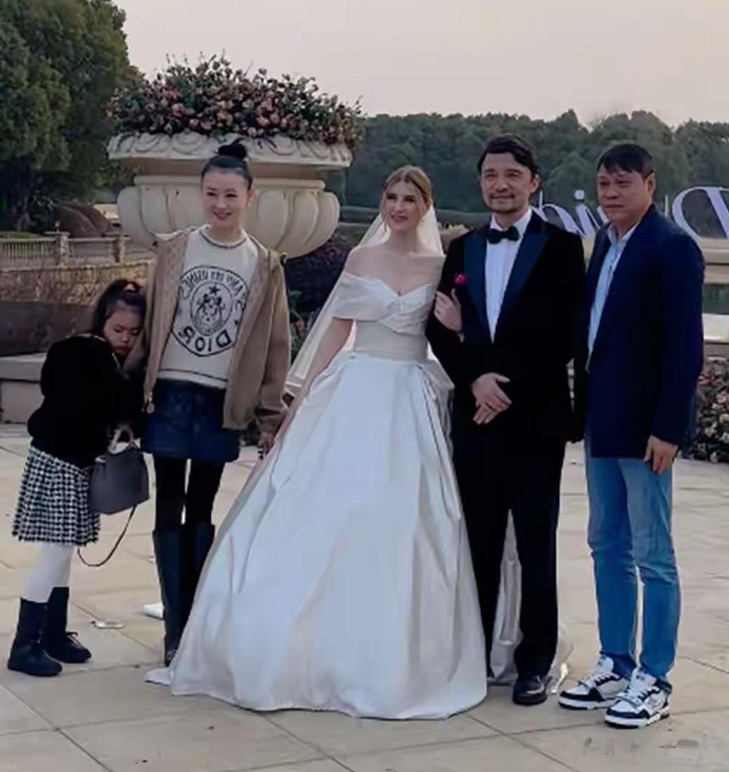 56岁范志毅陪妻女逛街，小17岁老婆年轻漂亮，腿比9岁女儿腿还细