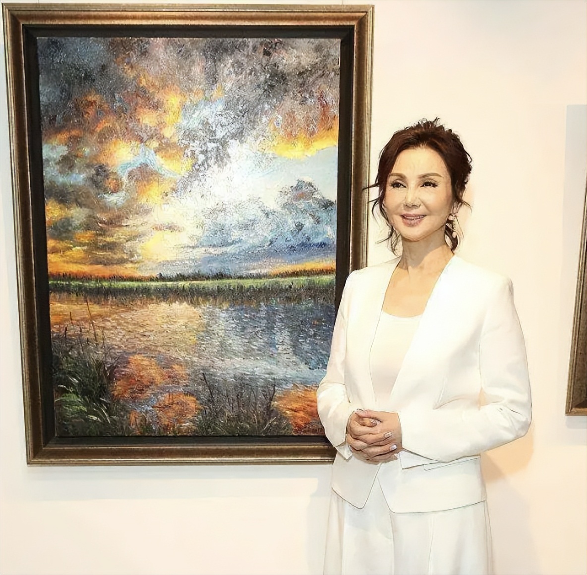 她被称“豪门弃妇”，近期带女儿看展览，前夫和前小姑子都在