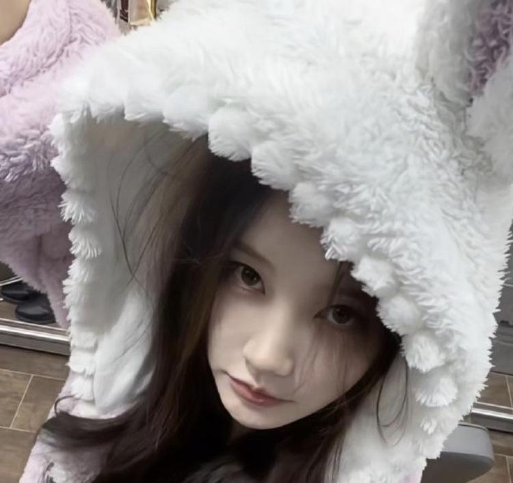 女顶流明星现身医院急诊，被网友偶遇，虚弱到站不稳需要搀扶