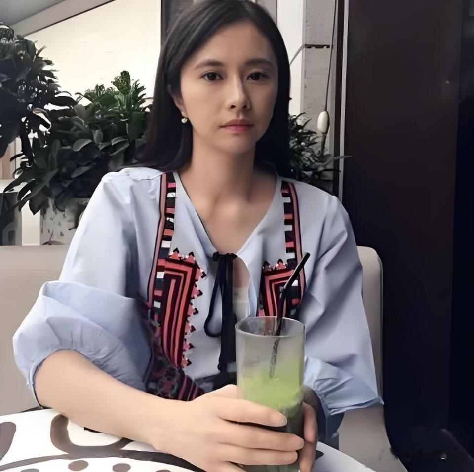 50岁何美钿近况曝光！吴彦祖曾为她痴迷，如今很美却还是单身