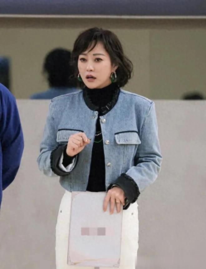 郝蕾换了微卷短发年轻25岁！穿短外套+高领衫+小白裤，时髦又减龄