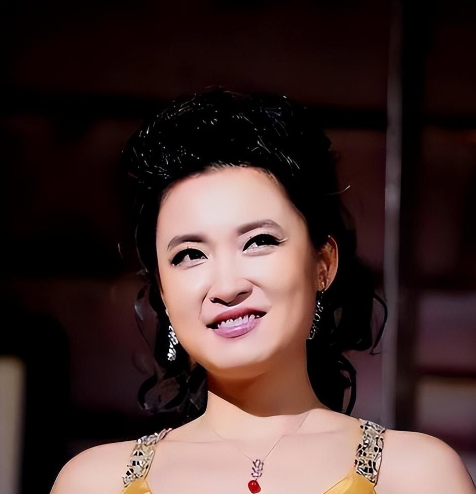 爷奶都是导演，父亲是央视摄影，因“意外”进央视，现仍是台柱子