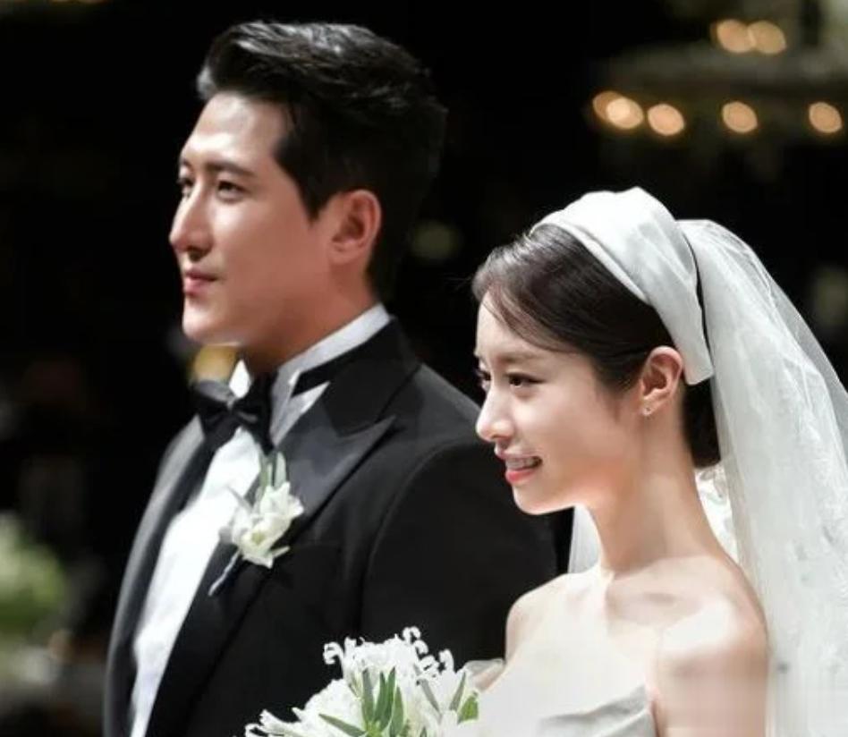 韩国男星婚外情，离婚2年后遭问“不是结婚了吗”，当场面露尴尬
