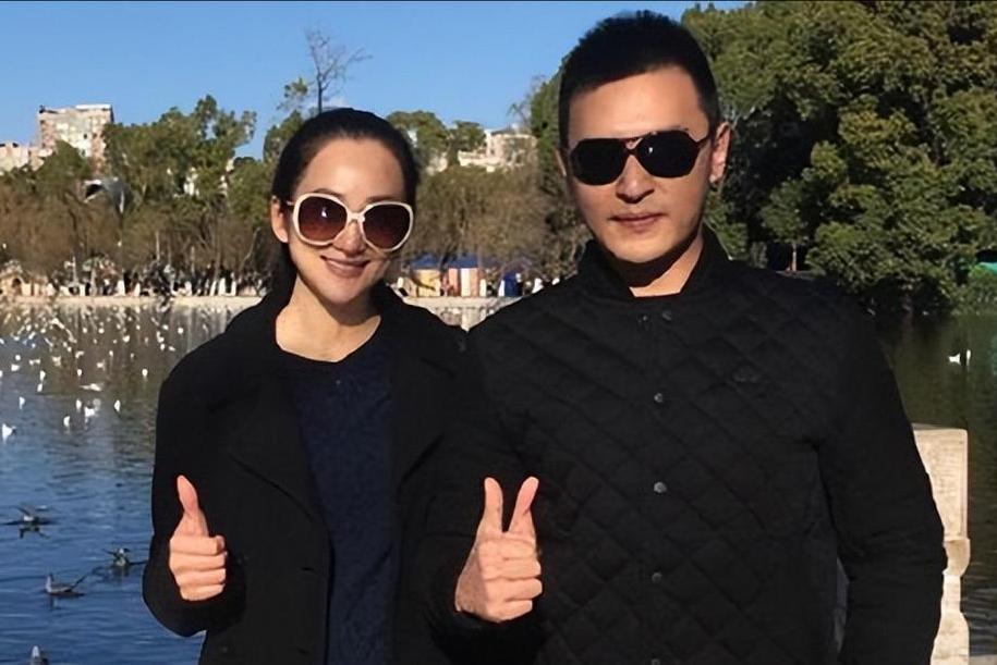 她把弟弟带入演艺圈，自己却转行当制片人，如今弟弟已红透半边天