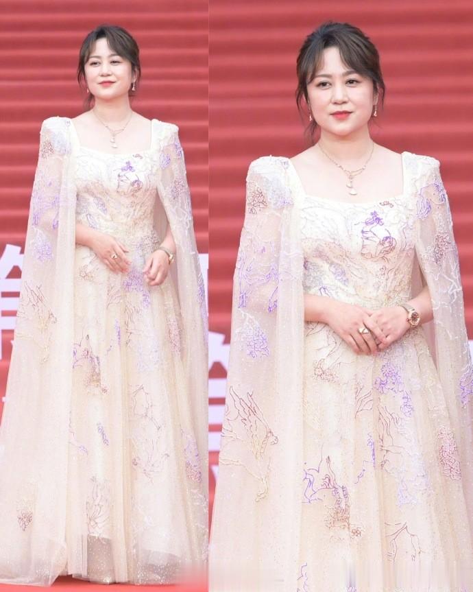 北影节红毯生图来了：高圆圆脸黄土气、戚薇肿胀、马丽惊艳全场！