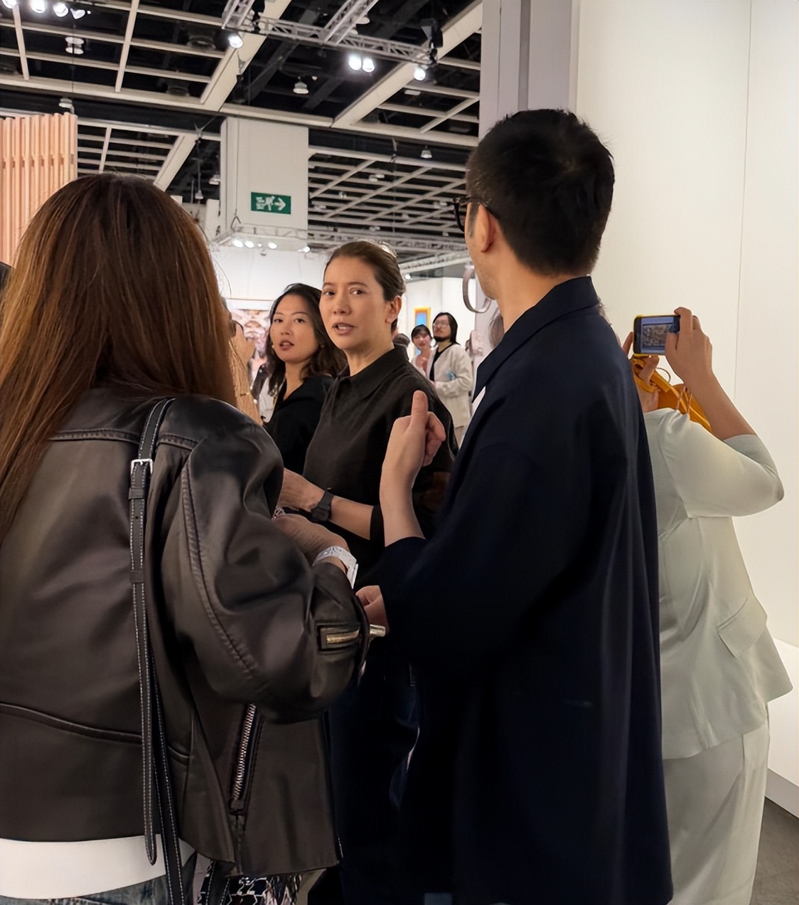 55岁张智霖和老婆袁咏仪在香港看艺术展，身材维持得挺好，很帅气