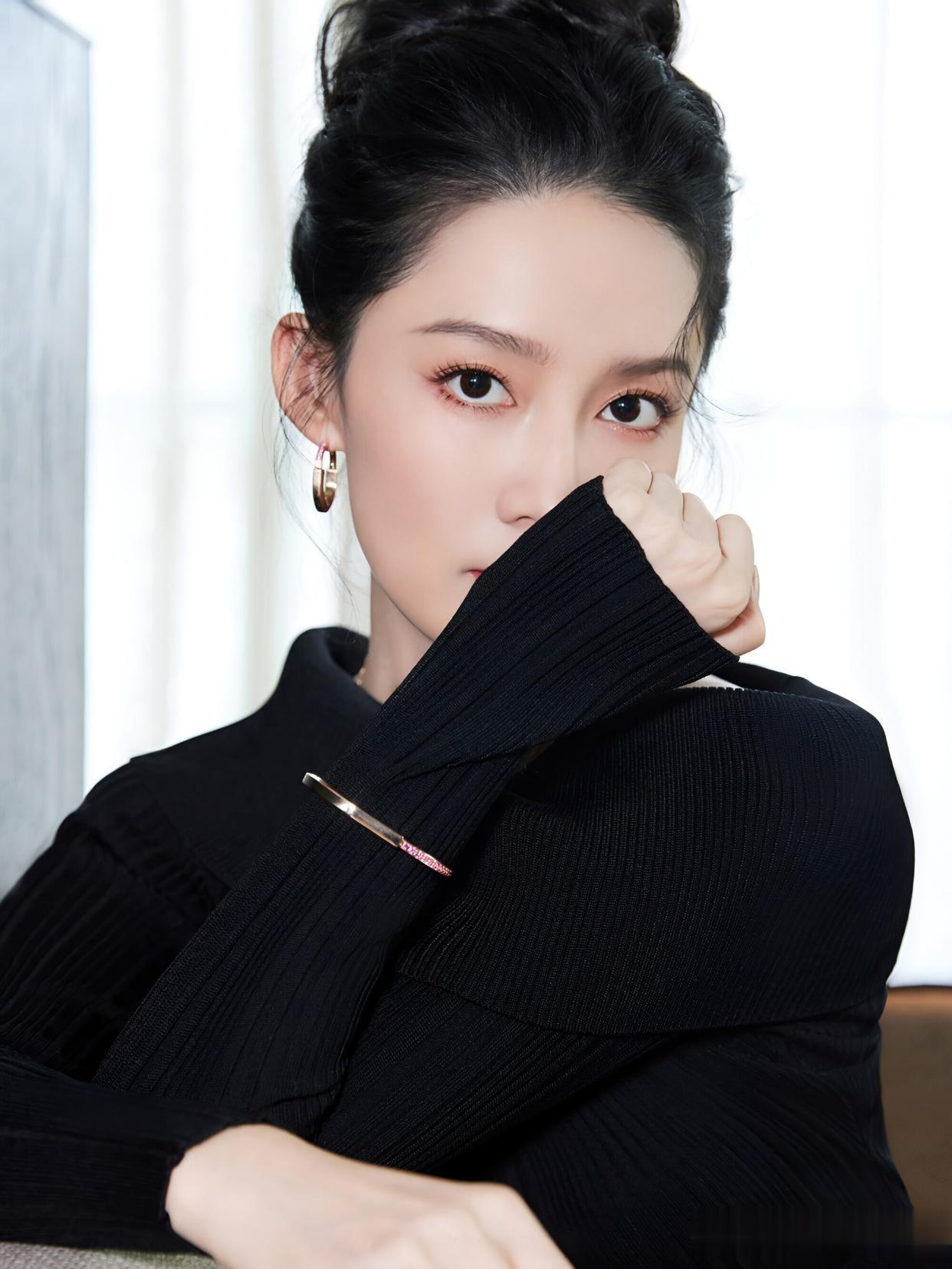 李沁红唇黑裙写真！冷调氛围下的优雅张力