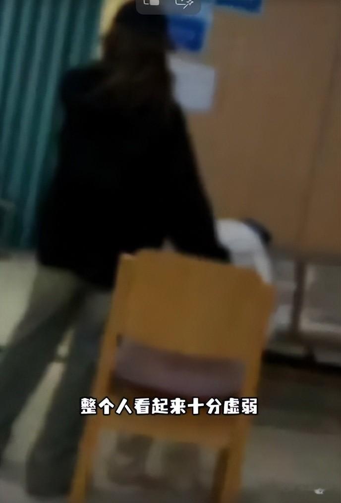 曝女顶流现身医院急诊！虚弱到站不稳被助理搀扶，工作室最新回应
