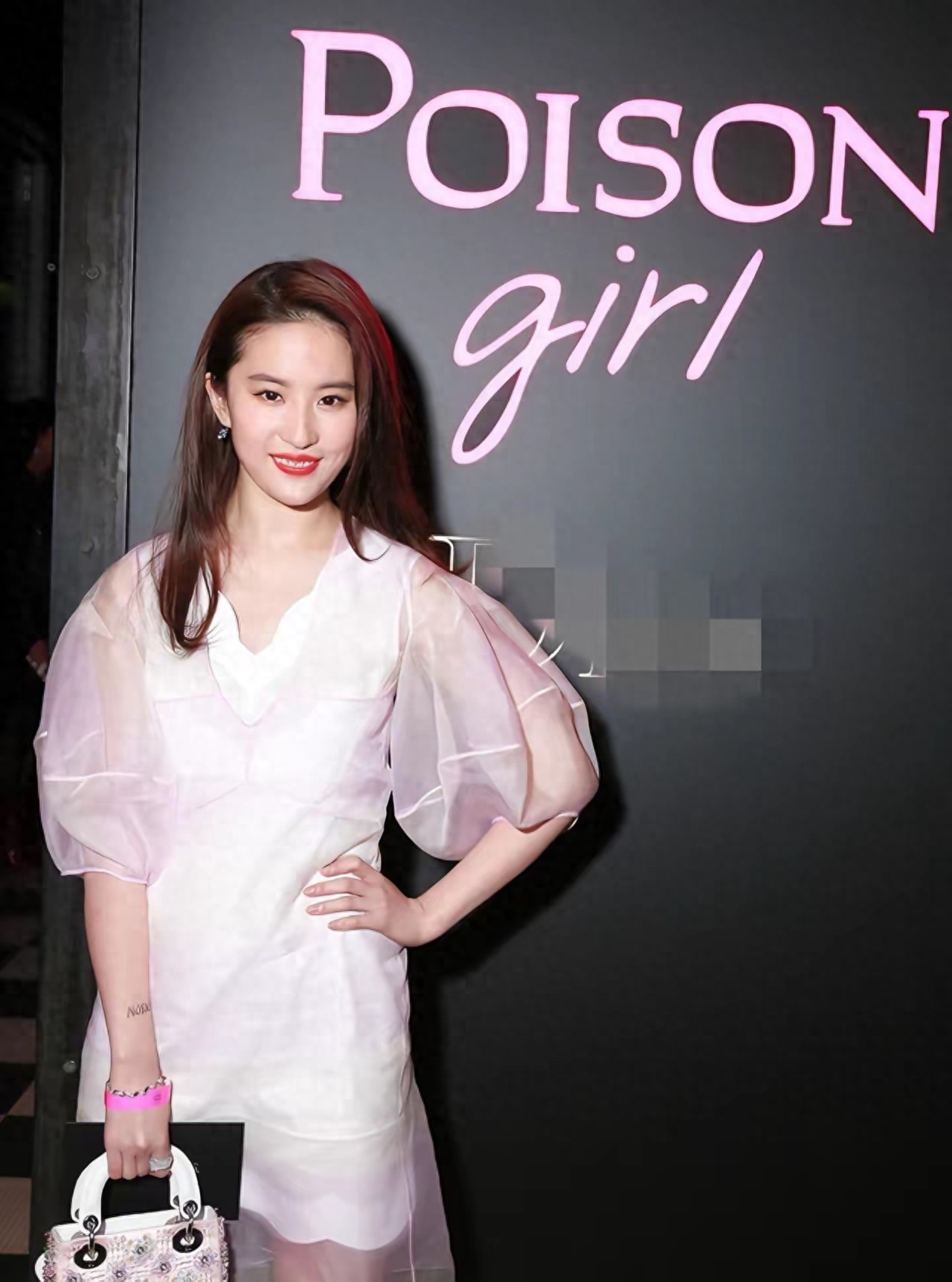 刘亦菲身穿一袭白色连衣裙搭配银色高跟鞋,真气质有范儿啊