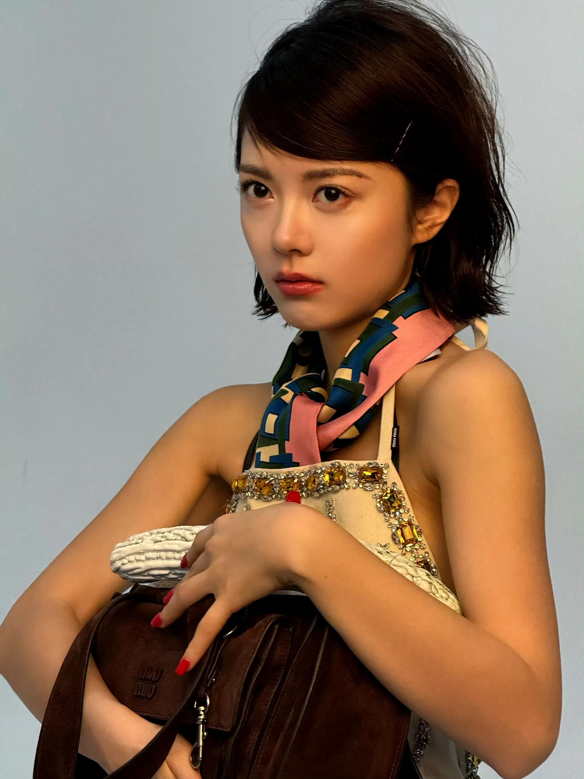 赵今麦V中文版二月刊封面，写真美图