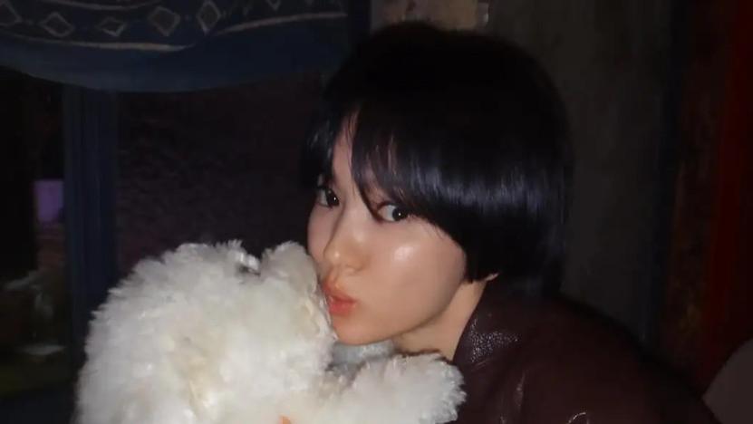 宋慧乔INS晒新照：面色红润气色佳，怀抱爱犬亲吻好温馨