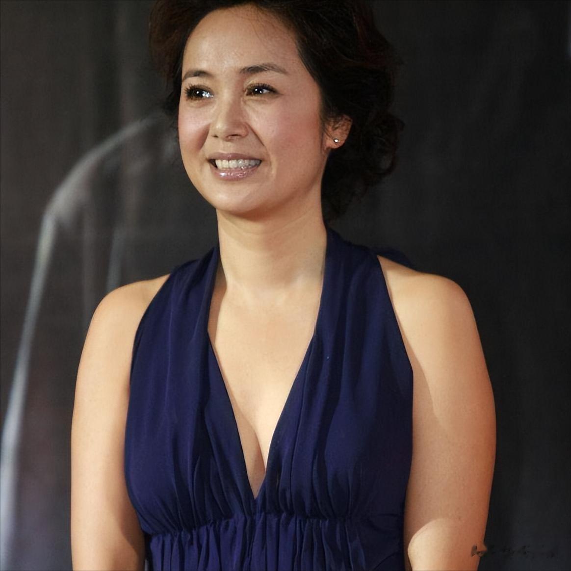 60岁蒋雯丽现状：定居英国，又瘦又老，没想到一代女神也老了