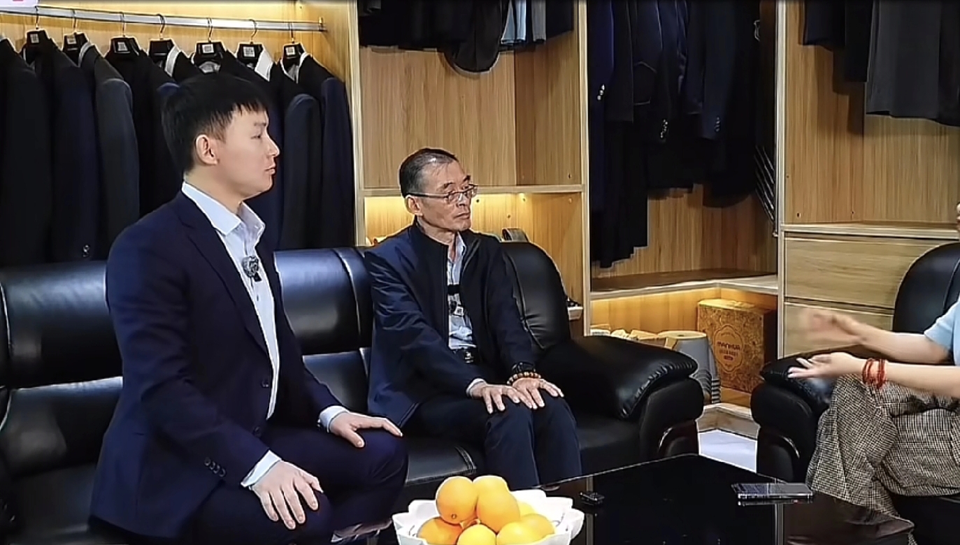 谢爸发文独自放烟花不见谢浩男 他3句话引猜测 他回复网友的话一致