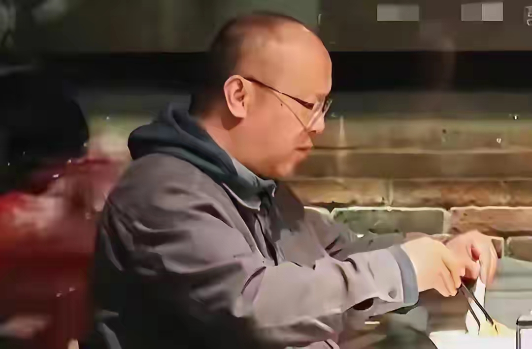 56岁窦唯现状：已定居阿那亚多年，骑电动车，买菜砍价，生活惬意