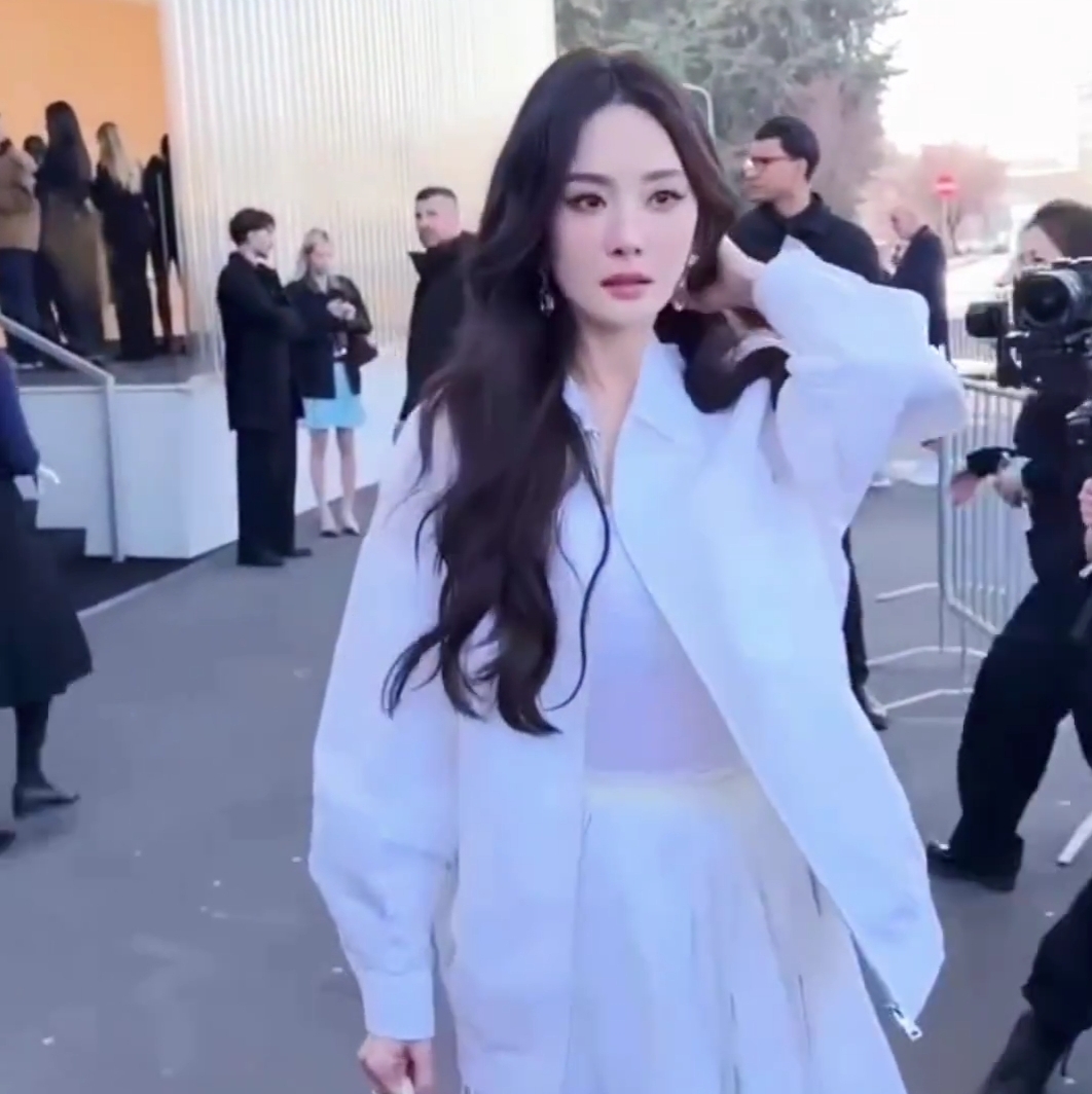 明艳的美貌成功给人留下了深刻的印象