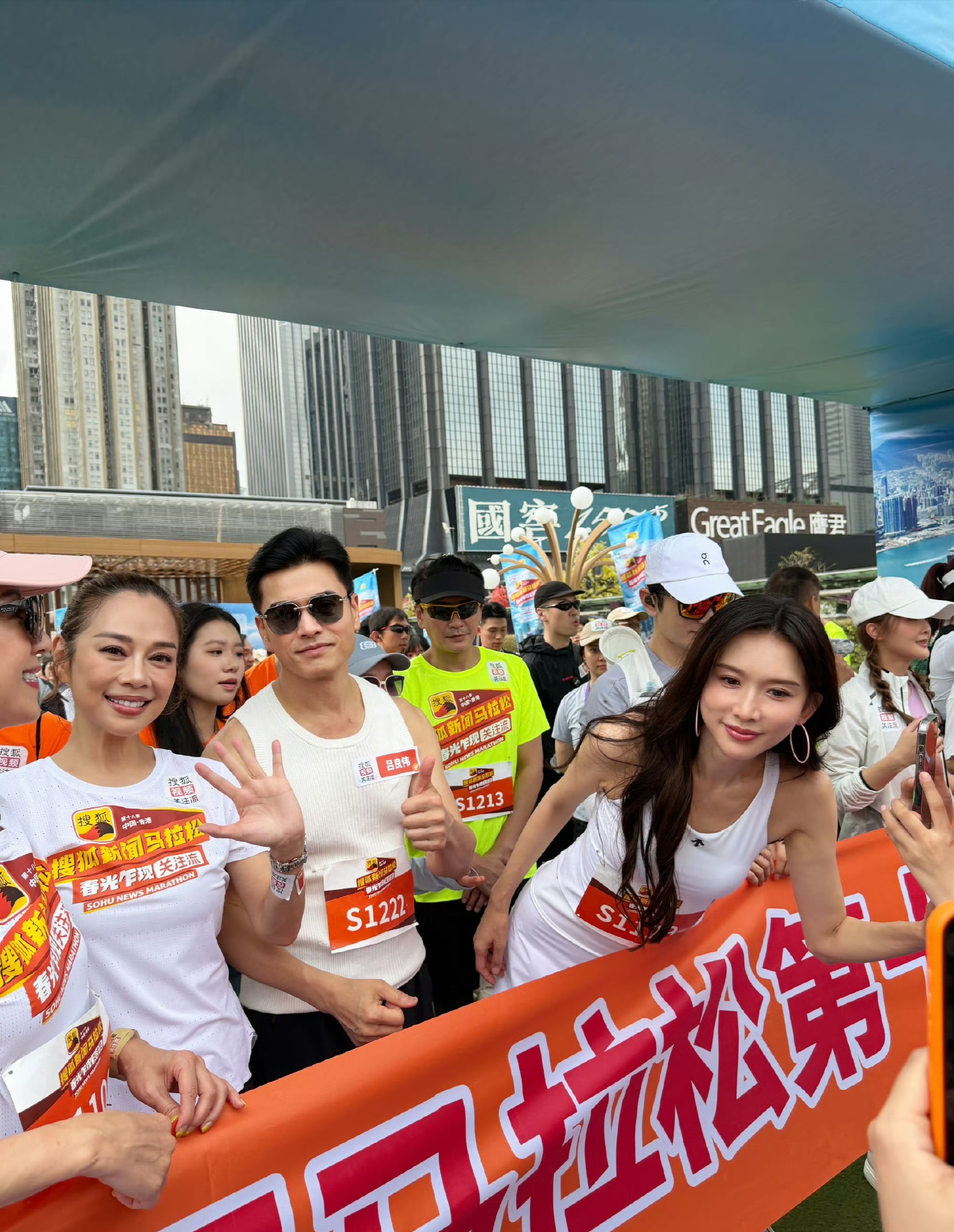 何超琼、何超莲与萧邦总裁晚宴同框，姐妹俩一个优雅一个干练