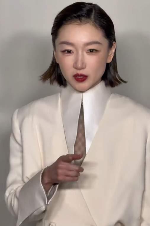 北京这一晚，周冬雨重回颜值巅峰，欧阳娜娜身材离谱，巩俐秒全场