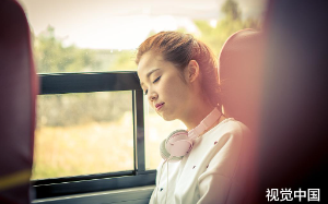 四岁那年我发高烧，妈妈为了省钱把我扔进冰箱降温；十四岁那年我得了癌症，妈妈把我扔进消毒间杀毒...