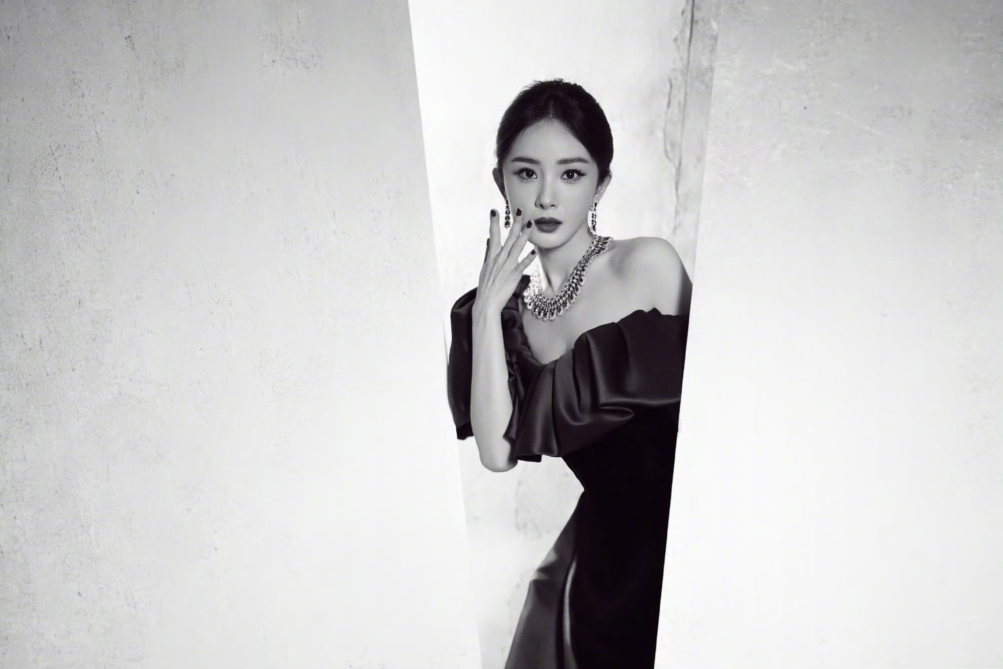 杨幂纯黑抹胸拖地礼裙