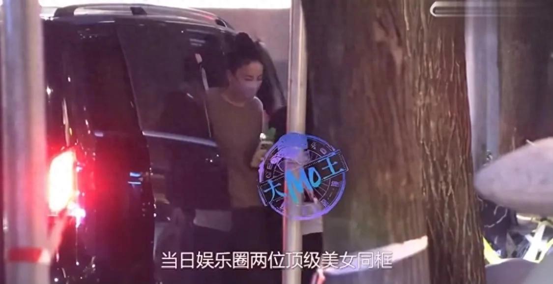 王菲穿两千块夹克和俞飞鸿聚餐，“劳保服”被她穿洋气了！