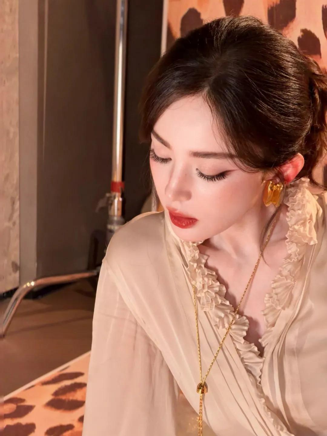 古力娜扎 最新物料 这张脸无论何时看都美艳动人