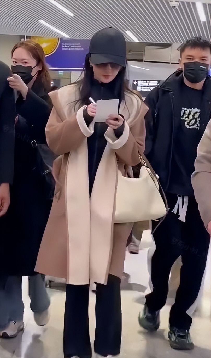 刘亦菲现实长什么样？路人镜头才是“照妖镜”，王晶的话有人信了