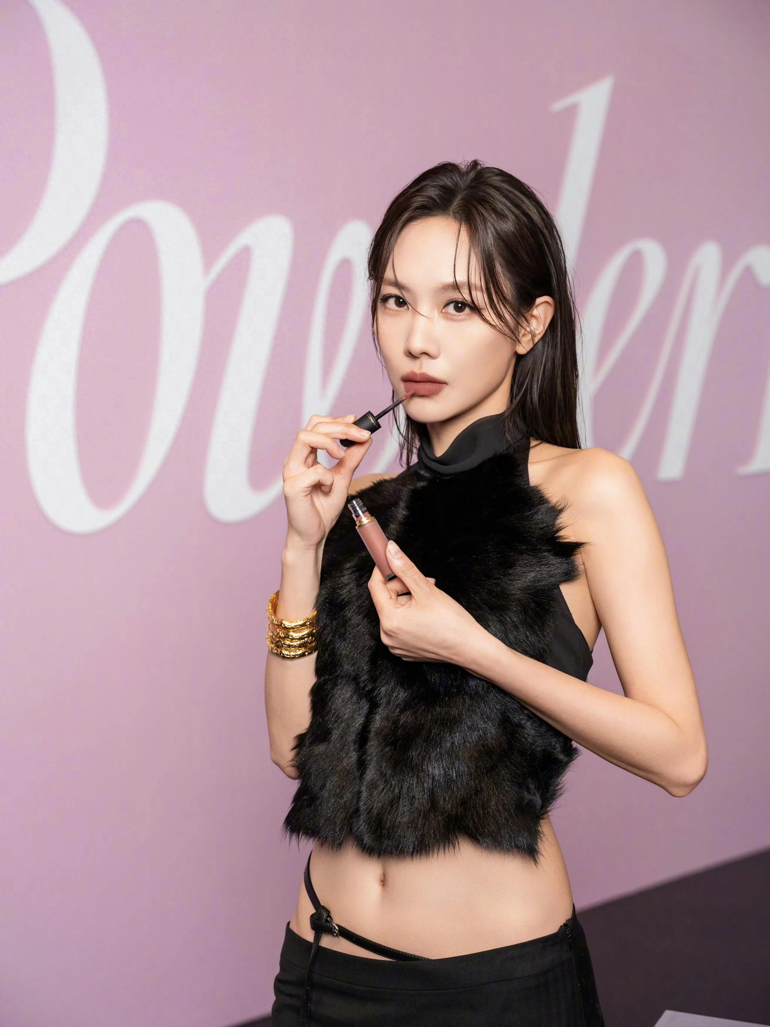 歌手、演员王菲菲性感小蛮腰