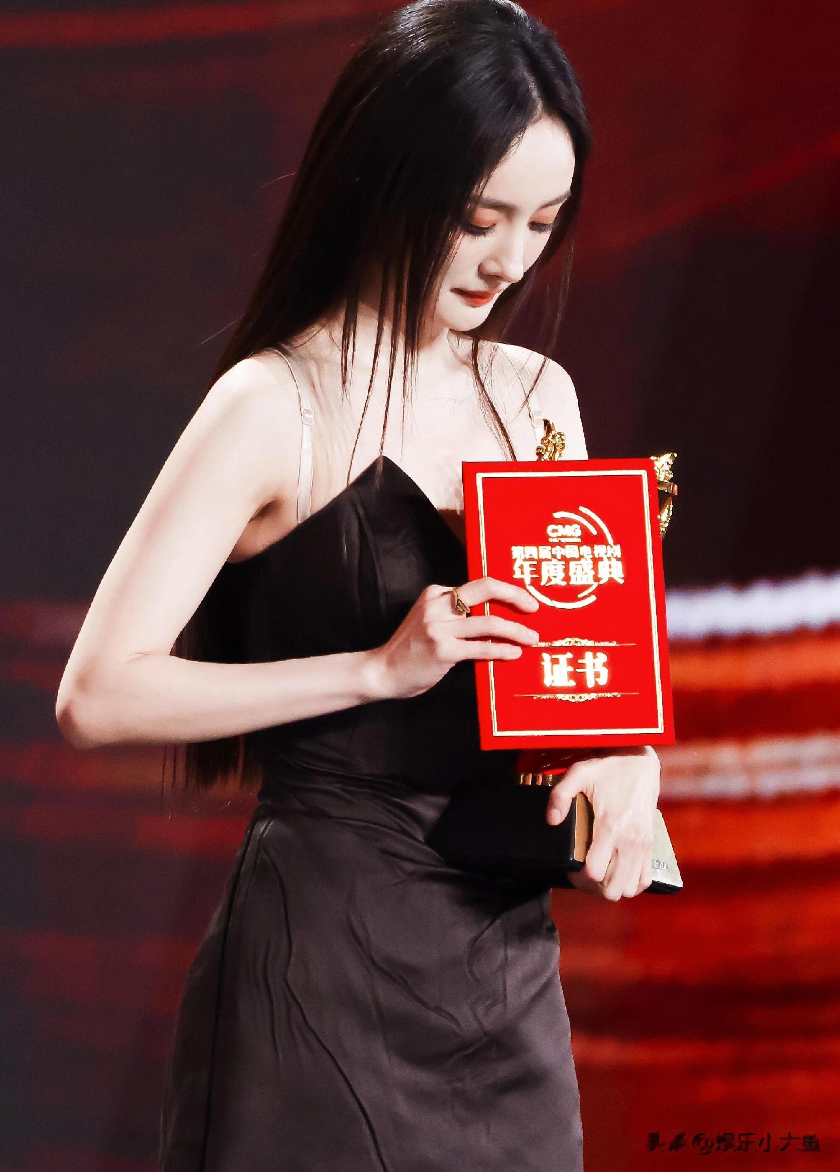 杨幂出席电视剧年度盛典，穿黑色抹胸礼服裙 长发及腰教科书般优雅