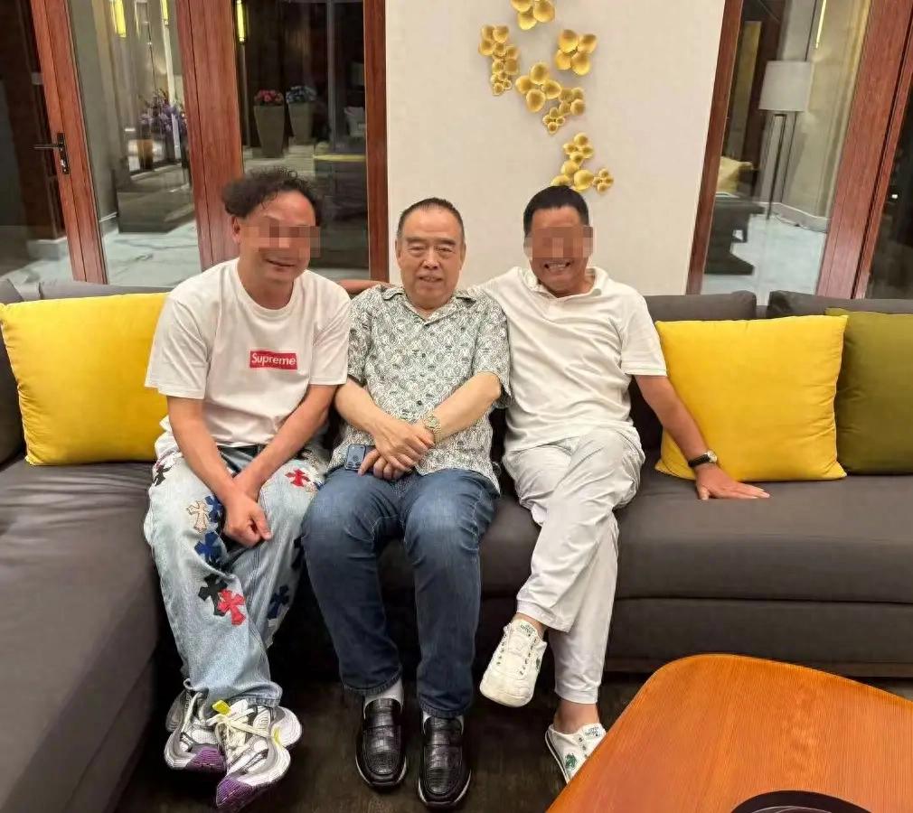74岁陈凯歌在三亚豪宅过年，屋内一尘不染，没有多余花哨的摆件