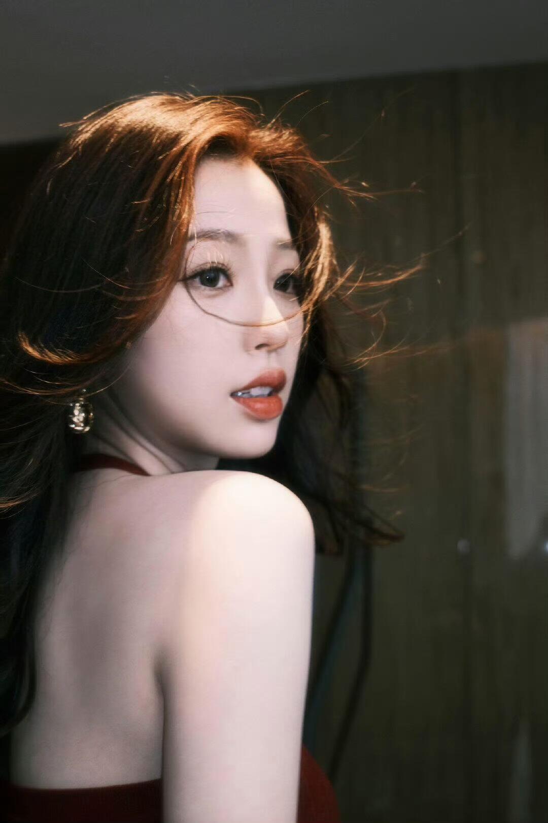 虞书欣 颜值身材都不错 奈何圈内人缘和路人缘不如何