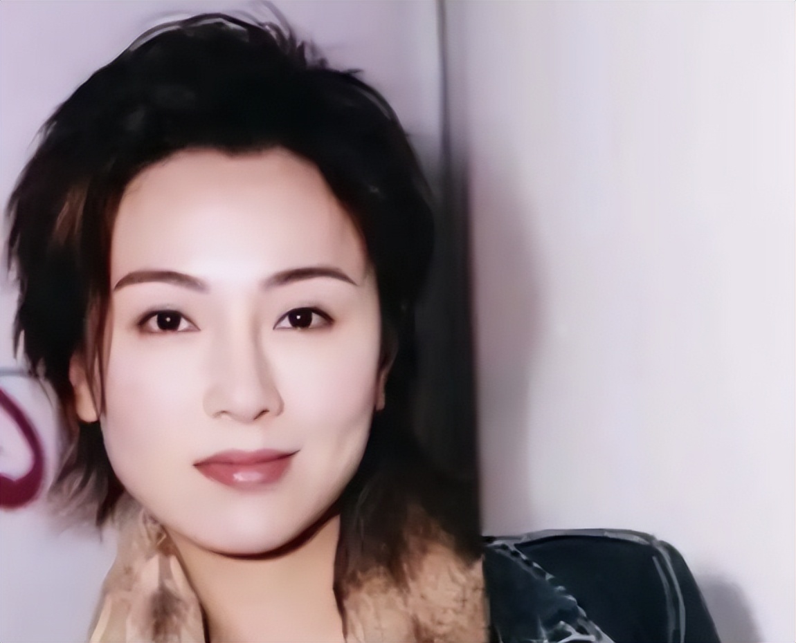 香港知名女星瘦脱相，手臂像火柴棍、脸颊凹陷，56岁仍未婚