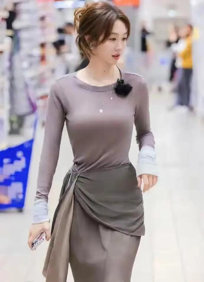 姜妍长着一张温柔少妇脸，穿衣保守，却越看越迷人