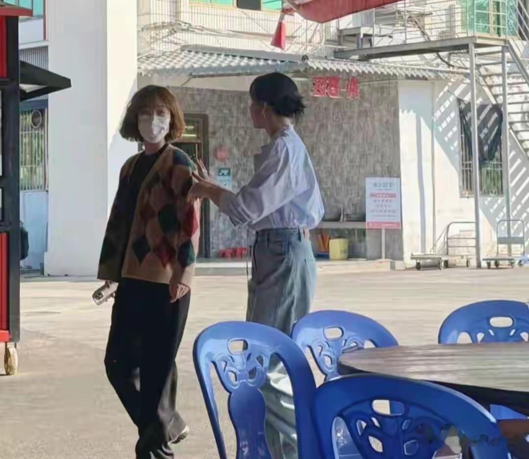 胡静街头吃大排档，高挑身材白皙皮肤，一身朴素穿搭也这么亮眼
