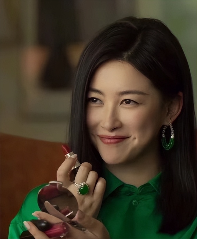 朱珠一家吃路边摊被偶遇！女儿热出一头汗，老公偷拍她满眼都是爱