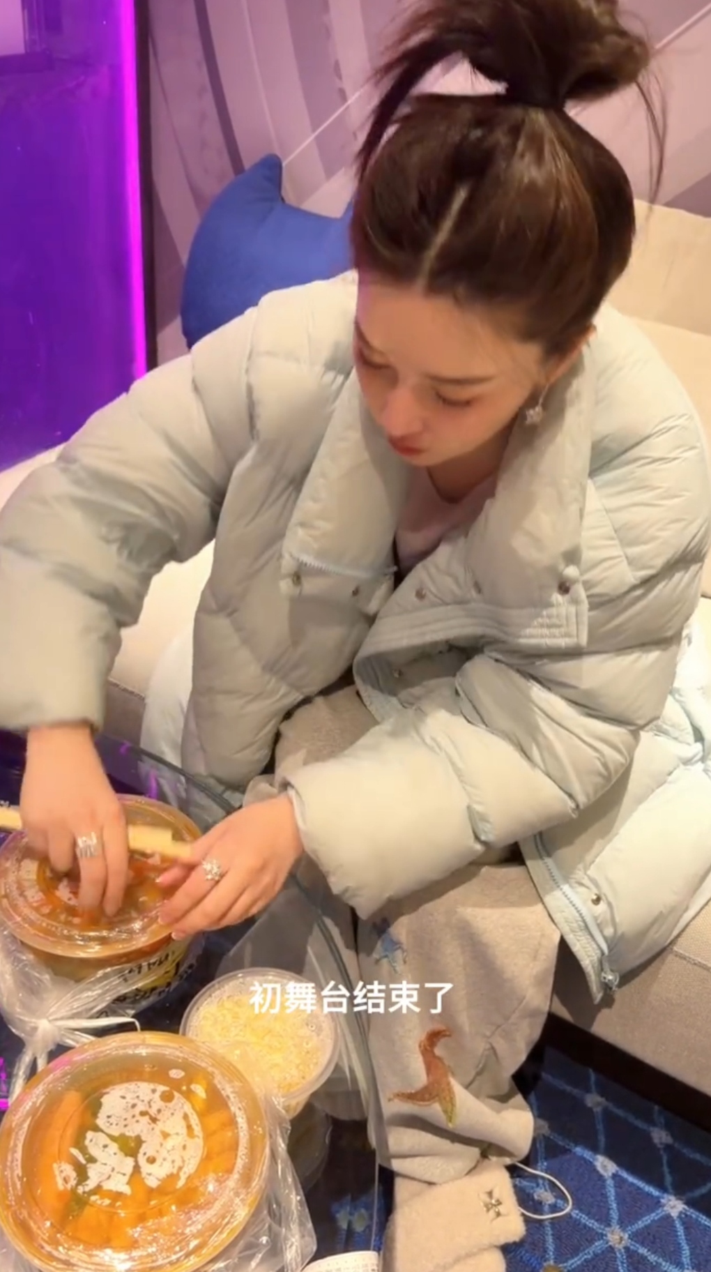 阚清子浪姐初舞台结束瘦出尖下巴,奖励自己一顿麻辣烫,状态很好