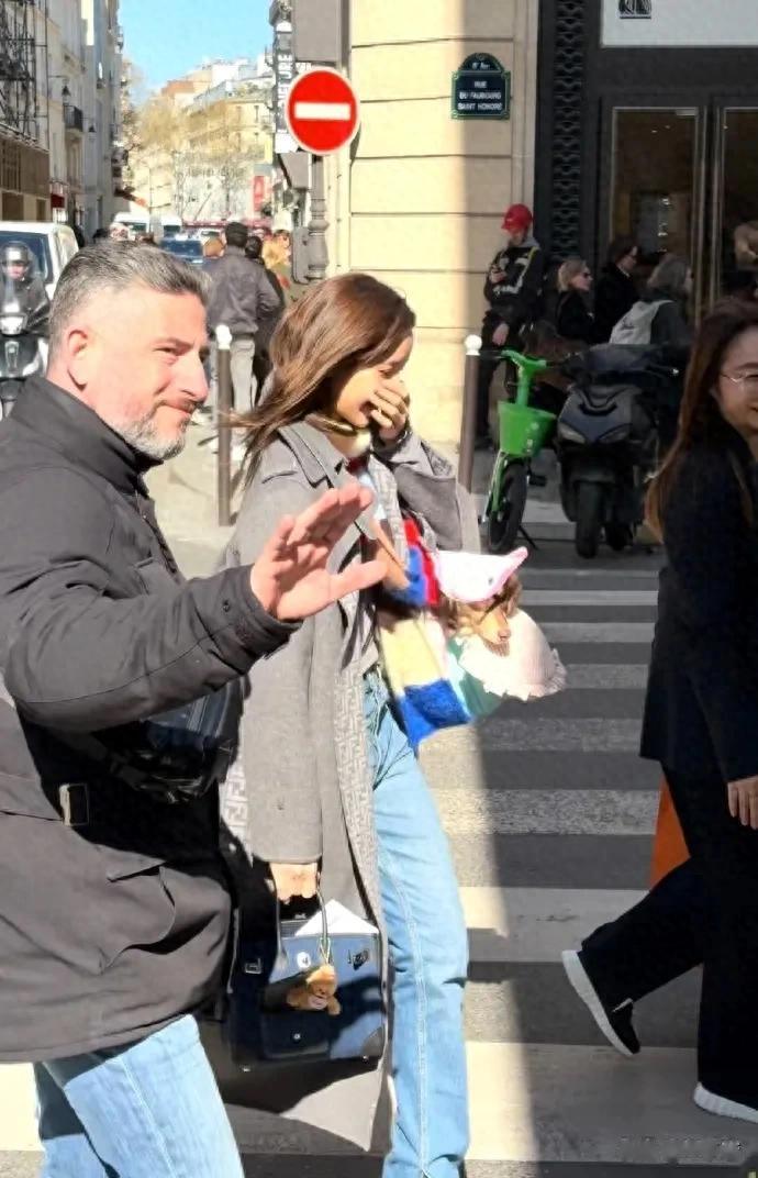 Lisa带着爱犬高调出门逛街，放弃韩流铁刘海的她，已经彻底大变样