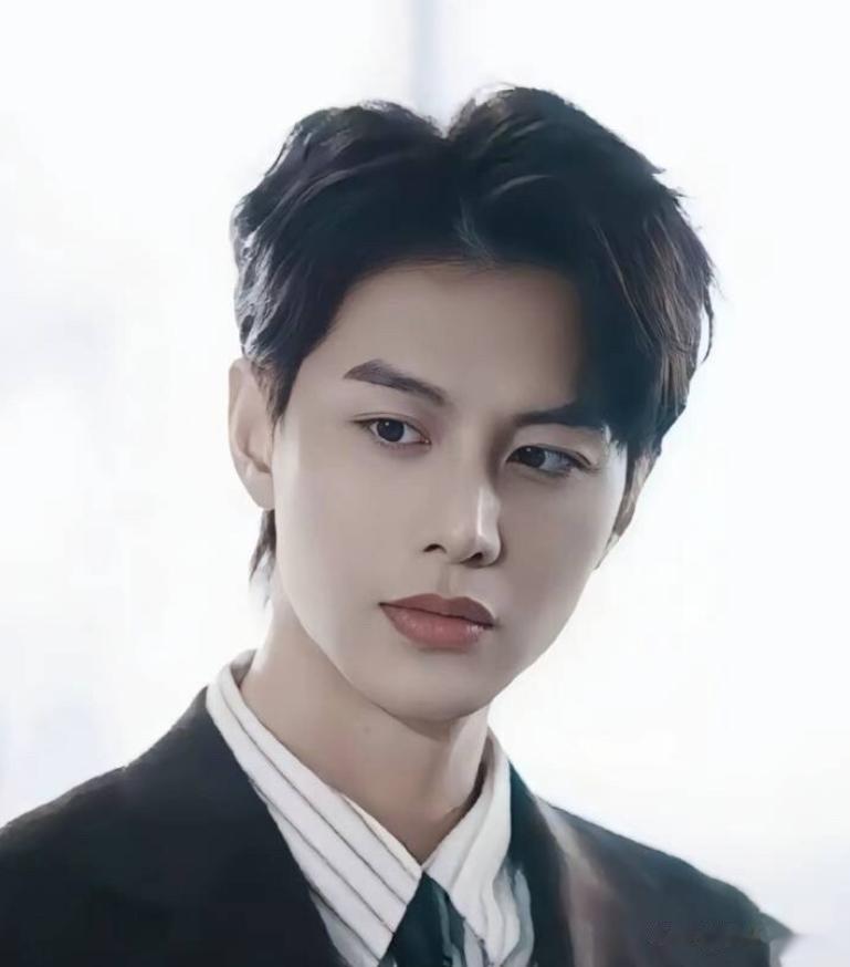 他是高铁售票员，辞职当演员，1年成短剧顶流，却因一事一夜塌房