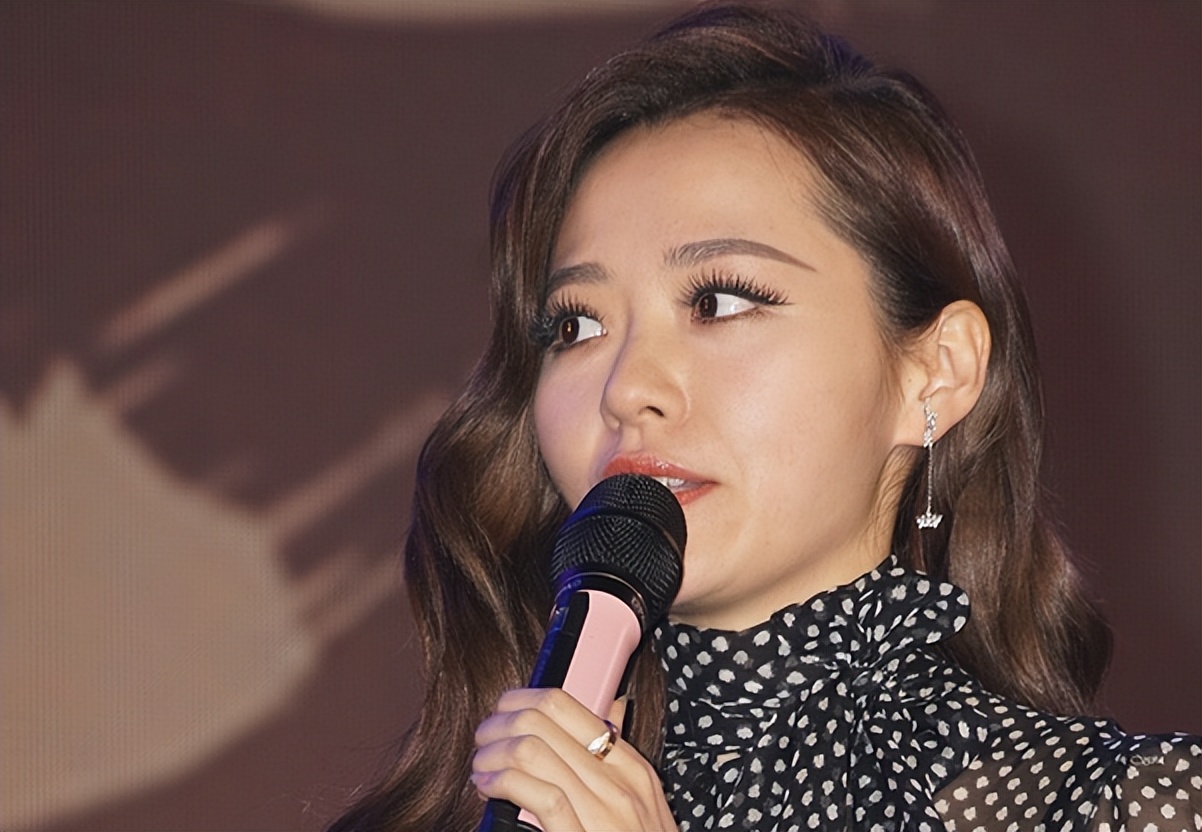 离婚7年，张靓颖再次让人刮目相看，独得6亿的冯轲后悔也晚了