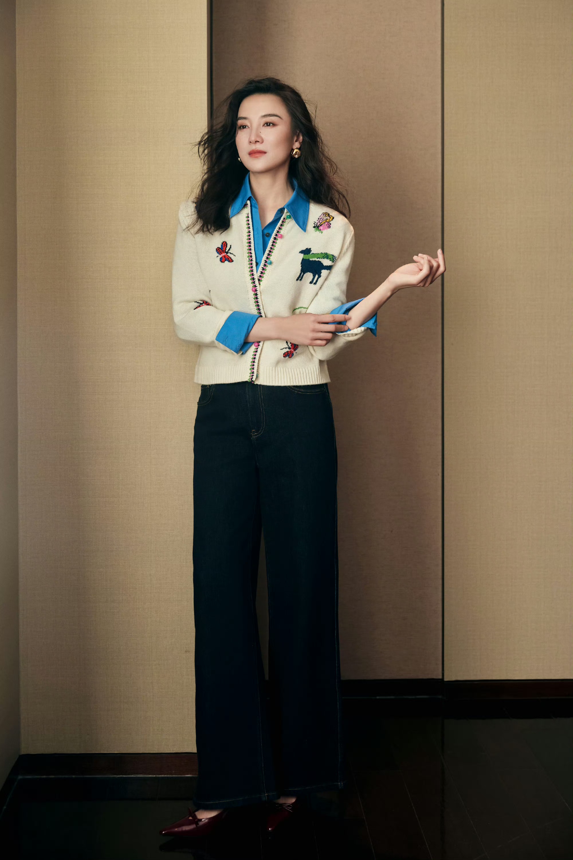 宋佳穿搭反差感：裙装冷艳疏离，裤装率性松弛