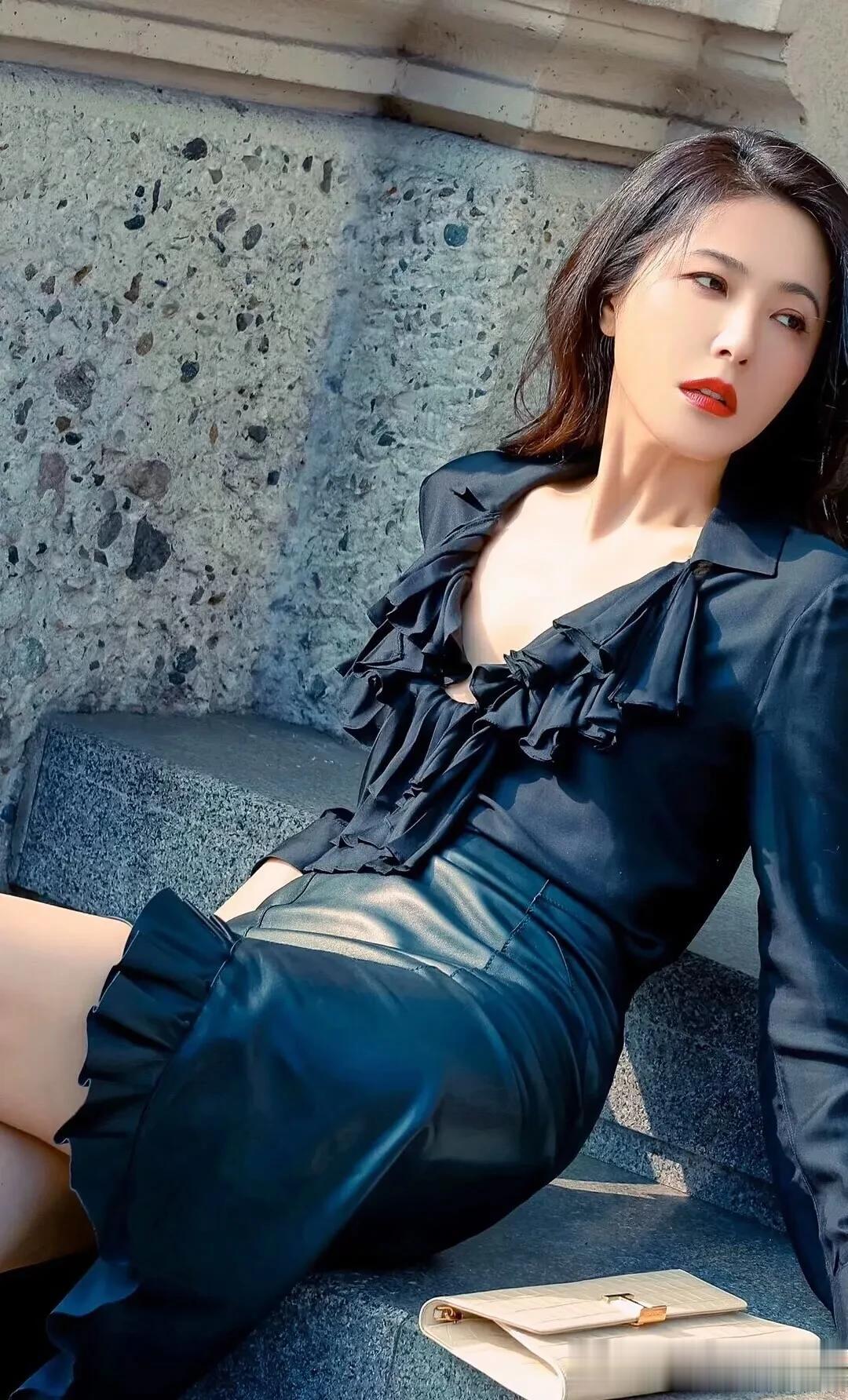 曾黎写真鉴赏｜深V黑裙配细钻，贵气感拉满