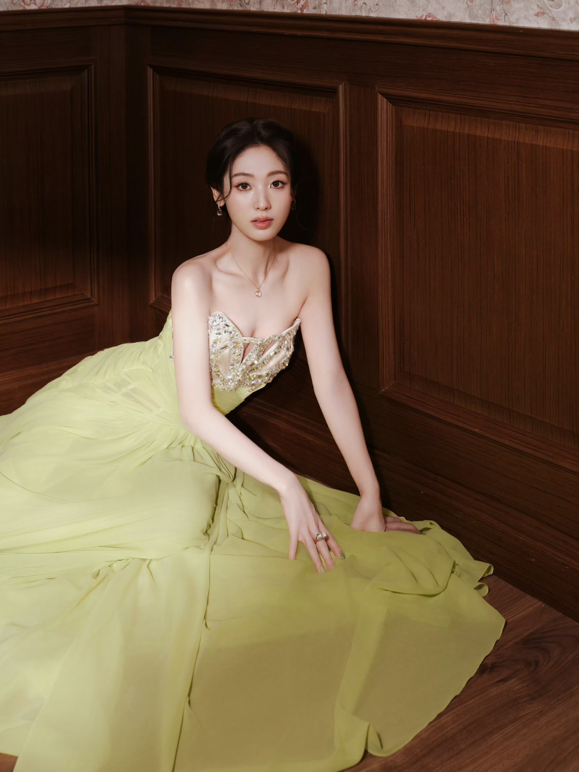 邢菲 春日一抹黄绿长裙的清新靓丽与温柔