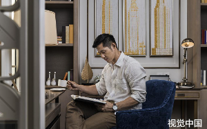 42老光棍想亲一下30岁已婚女镇书记，他做了什么，竟然没有被拒绝？